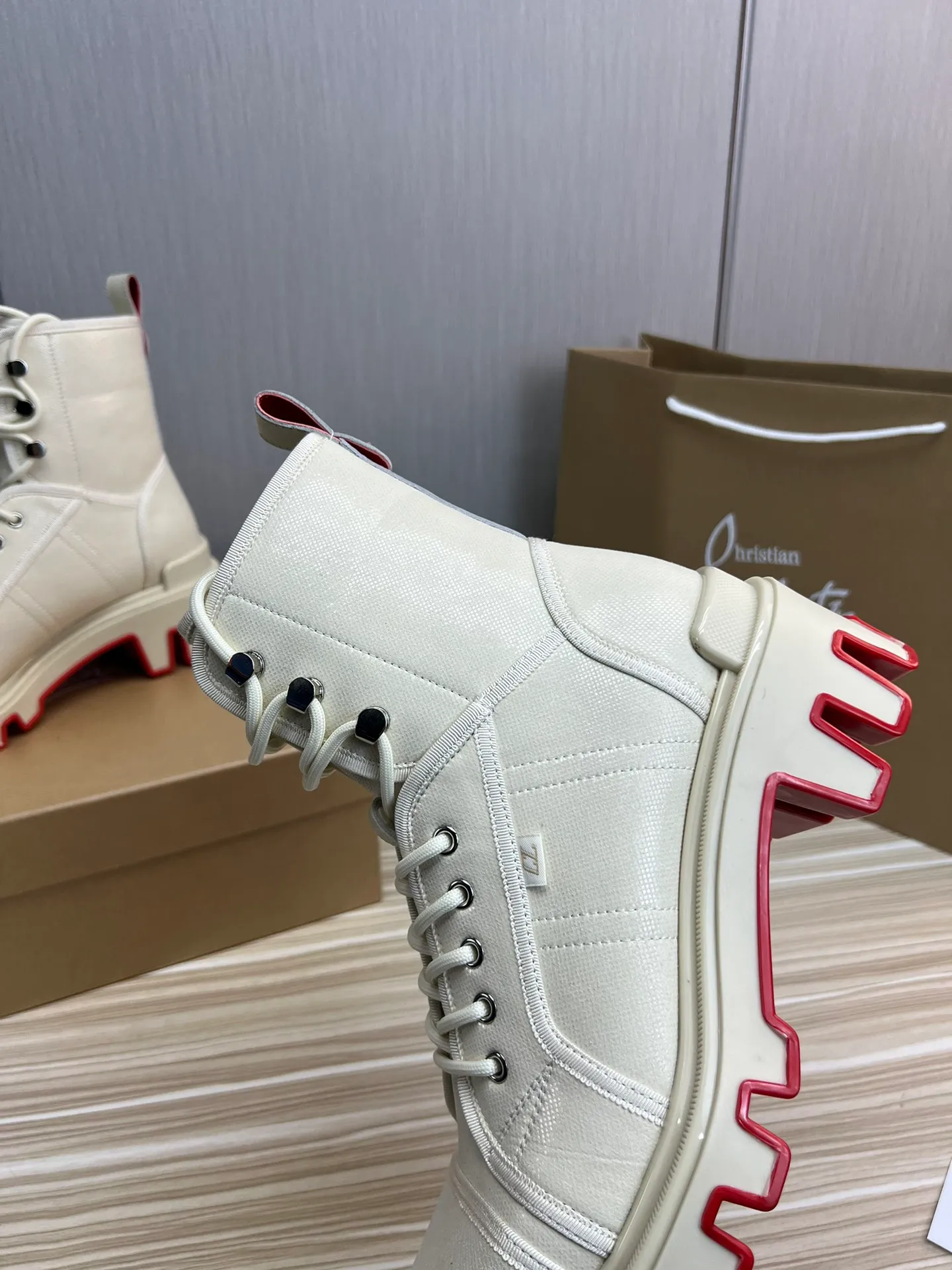 Men's shoes 💰820💰 CL popular red-soled boots 🆑1:1 original mold opening. Official website updated simultaneously ~ Christian* Louboutin, imported cowhide leather upper + water-dyed cowhide lining, original thick red sole, wear-resistant and non-slip ⬆️ Full set of counter packaging 🎁38-45 (38.45 custom-made, non-refundable)